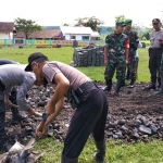 Para personel TNI-Polri yang sedang membuat lintasan joging. 