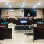 Suasana sidang pembacaan putusan di Pengadilan Tipikor Surabaya terhadap dua terdakwa kasus korupsi BPNT Kota Kediri, Triyono Kutut Purwanto dan Sri Roro Dewi Sawitri. Foto: Ist