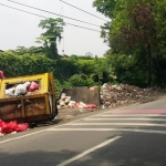 Tumpukan sampah di jalan raya Desa Gununggangsir yang dikeluhkan warga.