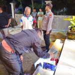 Teras rumah warga yang menjadi lokasi penemuan bayi