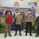 Kapolres Kediri Kota, AKBP Miko Indrayana didampingi Kasatlantas Iptu Arpan, foto bersama peserta pelatihan dari Kosti Kediri. foto: MUJI HARJITA/ BANGSAONLINE
