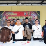 Konferensi pers Polresta Sidoarjo atas kasus suami yang tega bunuh istrinya lantaran sakit hati diselingkuhi