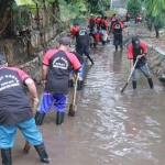 Kegiatan normalisasi dengan mendayagunakan tenaga kerja penganggur dan setengah penganggur. 