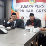 Pimpinan DPRD Gresik ketika memberikan keterangan pers terkait anggaran untuk penangan COVID-19, Selasa (7/4). foto: SYUHUD/ BANGSAONLINE