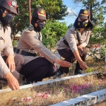 Para Polwan Polres Kediri Kota saat berziarah di Taman Makam Pahlawan Kota Kediri. foto: ist.