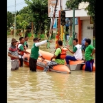 Banjir bandang yang melanda Kota Sampang setinggi 50 cm di beberapa tempat, menjadi ajang kampanye tiga Paslon Cabup dan Cawabup Sampang.