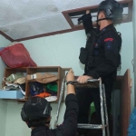 Petugas saat mengevakuasi granat dari rumah pensiunan TNI AL di Kota Blitar.