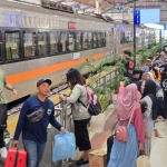 Situasi naik turun penumpang di Stasiun Madiun.