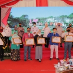 Gubernur Jawa Timur Khofiffah Indar Parawansa saat memberi penghargaan para siswa di Sekapuk Gresik Jawa Timur. foto: ist/ bangsaonline.com