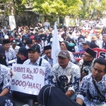 Aksi ratusan GTT dan PTT di Lamongan saat demo di depan Dinas Pendidikan.