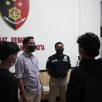Petugas dari Satreskrim Polres Probolinggo Kota saat menangkap pelempar bondet yang viral di wilayah hukumnya.