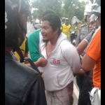 Salah seorang pria terduga teroris diamankan warga dan polisi saat penyergapan di ladang jagung Desa Suwalan, Kecamatan Jenu, Kabupaten Tuban. foto: SUWANDI/ BANGSAONLINE