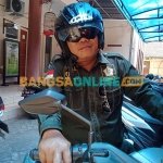 Anggota DPRD Kota Probolinggo, Cahyono, saat mengendarai motornya. Foto: SUGIANTO/BANGSAONLINE