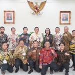 Dirut Petrokimia Gresik, Dwi Satriyo Annurogo bersama jajaran direksi usai menerima penghargaan dari Menteri LHK, Siti Nurbaya Bakar disaksikan Wapres RI, KH. Ma