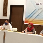 Komisioner Bawaslu Gresik saat memberikan keterangan pers. foto: SYUHUD/ BANGSAONLINE

