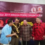 Wakil Wali Kota Surabaya, Whisnu Sakti Buana (batik merah) menghadiri rilis SSC tentang Calon Wali Kota Surabaya 2020. foto: DIDI ROSADI/ BANGSAONLINE
