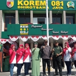 Wali Kota Madiun bersama Danrem 081/DSJ Madiun saat foto bersama para pelaku UMKM Binaan Korem 081/DSJ Madiun.