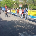 Aksi puluhan buruh PT. SGS saat unjuk rasa.