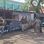 Satpol PP saat melakukan penyegelan di salah satu warkop di SGB. 