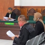 Terdakwa Guntual dan Tutik Rahayu ketika membacakan mosi tidak percaya di hadapan Majelis Hakim PN Sidoarjo, Senin (22/2/2021).