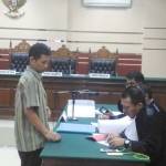 Mantan Dirut PDAM Sidoarjo, Sugeng Mujiadi, saat berkonsultasi dengan kuasa hukum yang baru ditunjuk menjelang persidangan. foto: NANANG/ BANGSAONLINE