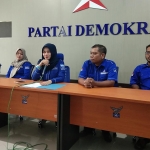 Ketua DPC Partai Demokrat Nganjuk Endah Sri Murtini (tengah) saat konferensi pers menyikapi tersebarnya SK pemberhentian Fauzi Irwana. Foto: BAMBANG/ BANGSAONLINE