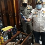 Petugas gabungan TNI-Polri dan Satpol PP Kabupaten Tuban melakukan penertiban sejumlah warung yang menyediakan dan menjual minuman keras. (foto: ist)