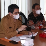 Wali Kota Pasuruan Raharto Teno Prasetyo saat memimpin langsung rapat bersama Tim Pengendalian Inflasi Daerah (TPID) di Ruang Rapat Unsur II Sekretariat Daerah Kota Pasuruan, Selasa (22/12/2020) kemarin. (foto: ist)