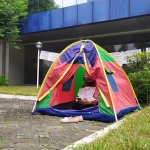 Fitria tak putus asa menagih klaim asuransinya dengan mendirikan tenda di depan Kantor Cabang Bumiputera Jombang. foto: AAN AMRULLOH/ BANGSAONLINE