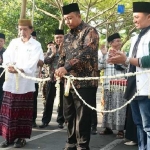 
Penjabat Sementara (Pjs) Bupati Kediri Heru Wahono Santoso saat memotong pita sebagai tanda pembukaan peringatan hari santri. (Ist).