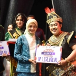 Wali Kota Kediri, Vinanda Prameswati saat menyerahkan hadiah