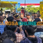 Demo di Mapolres Bangkalan. Foto: AHMAD FAUZI/BANGSAONLINE