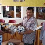 Penyerahan secara simbolis bantuan peralatan dan sarana olahraga untuk cabor sepak bola oleh Dispora Jatim kepada 24 SSB di Kabupaten Jember, Rabu (14/12).