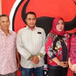 Dua bacawabup PDIP Gresik, dr. Anis Ambiyo Putri dan Ir. Hj. Siti Muafiyah saat sesi pengembalian berkas, beberapa waktu lalu. foto: SYUHUD/ BANGSAONLINE