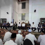 Prof Dr KH Asep Saifuddin Chalim dan Dr Saan Mustopa bersama KH Muhammad Al Barra dan Muhammad Habibur Rohman serta Hermawi Taslim dan Aminurrochman dalam acara silaturahim dengan para korcam dan kordes relawan Baret dan Bekisar di Masjid KH Abdul Chalim Universitas KH Abdul Chalim Pacet Mojokerto, Kamis (16/2/2026). Foto: M. Mas