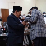 Moh. Yasin saat menerima pemasangan pin dari Ketua DPRD Kota Kediri, Gus Sunoto. Foto: Ist.