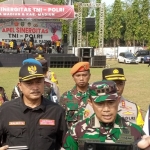 Wali Kota Madiun Maidi bersama Bupati Madiun, serta Danrem 081/DSJ Kolonel Inf Deni Rejeki saat memberikan penjelasan usai apel sinergitas TNI-Polri, Pemkot dan Pemkab Madiun. foto: HENDRO SUHARTONO/BANGSAONLINE