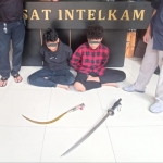 Dua remaja anggota gengster yang diamankan usai tawuran di kawasan Kedung Cowek.