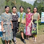 Sejumlah model peserta Fashion On The River yang menjadi rangkaian acara perayaan HUT ke-23 Kota Batu di Coban Talun.