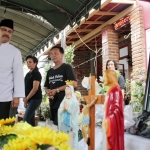  Gus Ipul saat mengunjungi keluarga almarhum Aloysius Bayu Rendra Wardhana, korban meninggal dunia dalam serangan bom di Gereja Katolik Santa Maria Tak Bercela, Ngagel, Kota Surabaya, Minggu lalu.