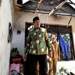 Bupati Sidoarjo, Ahmad Muhdlor Ali, saat meninjau rumah terbakar di Desa Kepadangan Kecamatan Tulangan. Foto: Ist