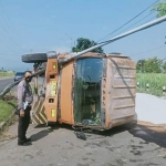 Dump truck yang terguling di kawasan Jalan Raya Arteri Pamotan Porong Sidoarjo, Sabtu (1/5/2021). foto: ist.