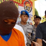 Tersangka Riyanto saat rilis pers di Mapolres Pacitan.