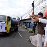 Calon Bupati Lumajang nomor urut 2, Indah Amperawati atau yang akrab disapa Bunda Indah saat menyalurkan air bersih bagi warga terdampak kekeringan.