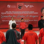 Dari kiri, Narasumber Sigit Widiyatmoko, Ketua DPC PDIP Kabupaten Kediri Murdi Hantoro, dan Sekretaris DPC Dodi Purwanto saat pembukaan sarasehan. Foto: MUJI HARJITA/ BANGSAONLINE