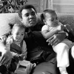 Muhammad Ali bersama dengan kedua putrinya Laila dan Hana saat berada di sebuah hotel di London, 19 Desember 1978. Mandatory Credit: Action Images / MSI/File Photo/tempo