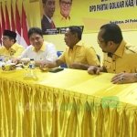 Ketua Umum DPP Partai Golkar, Ir. Airlangga Hartarto (baju putih) memberi pengarahan pemenangan pemilu di DPD Partai Golkar Jatim. foto: DIDI ROSADI/ BANGSAONLINE