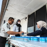 Kegiatan tes urine Lapas Blitar. Foto: Akina/BANGSAONLINE