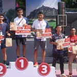 Para juara Kediri Half Marathon saat menerima hadiah. Foto: Ist