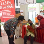 BINCANG: Bupati Ahmad Muhdlor (Gus Muhdlor) meninjau vaksinasi di Kantor Kecamatan Sukodono, Jumat (13/8/2021). (foto: ist)